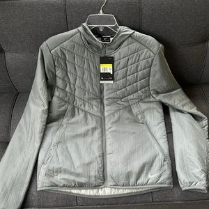 Men’s Nike aero layer running jacket in light gray. Size small